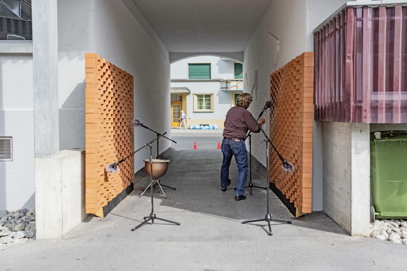 Klangkünstlers Andres Bosshard testet das Klangverhalten eines Durchgangs zum Innenhof. 