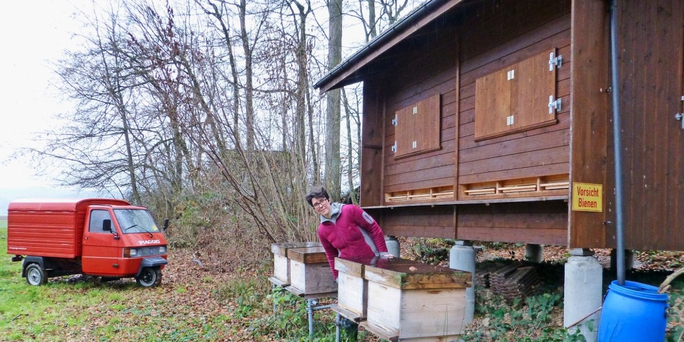 Imkerei: Bienen im Zentrum, Ursina Kellerhals mit ihren Bienenstöcken