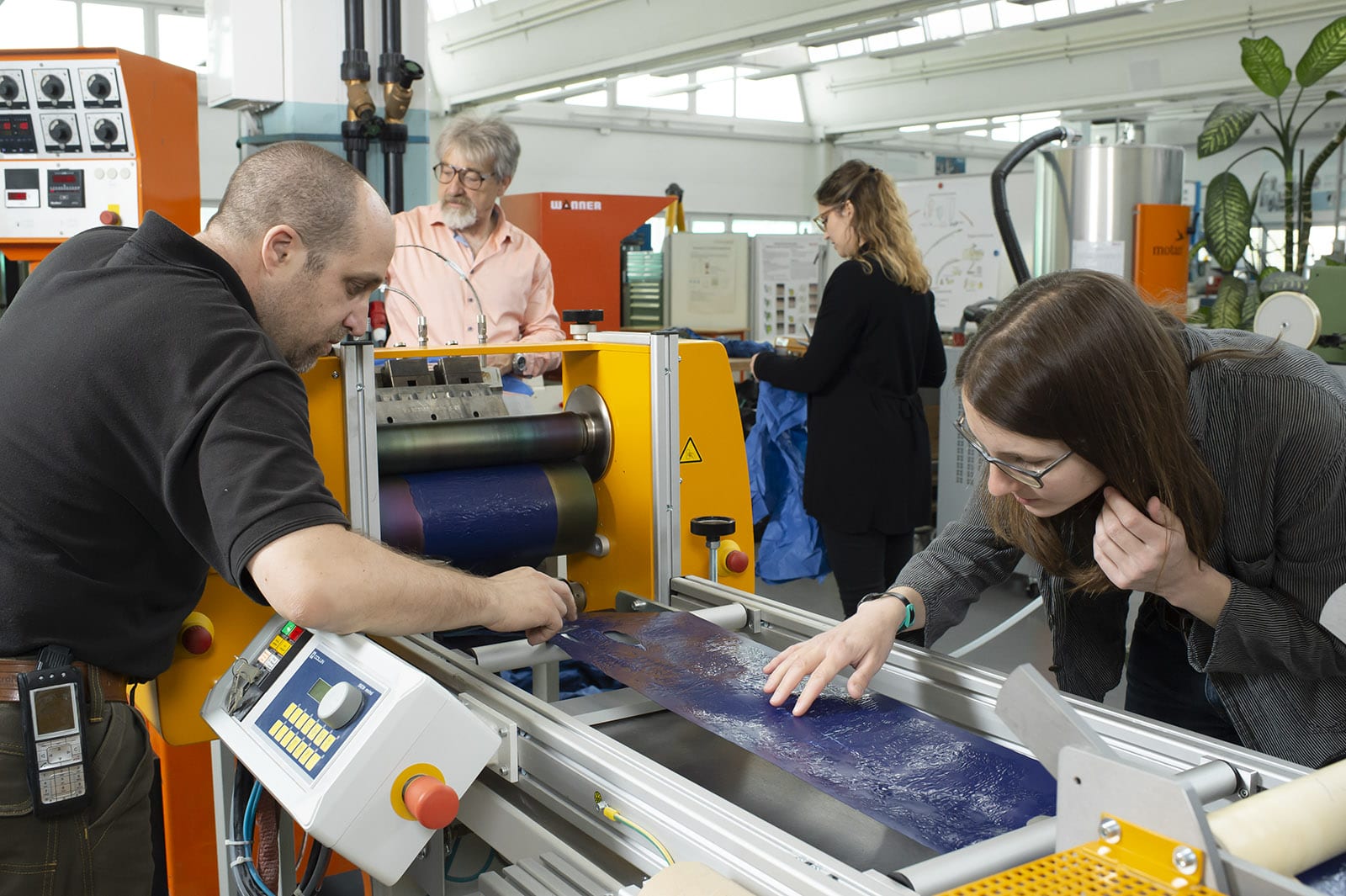 Werkschau 2019, Bachelor Objektdesign: Die Einwegkleider werden in einer speziellen Maschine bearbeitet.