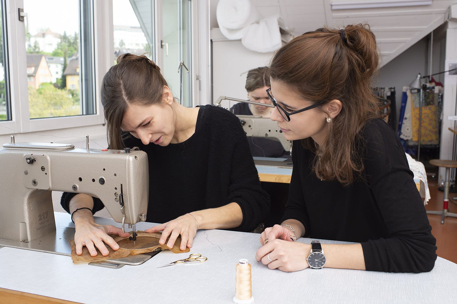 Werkschau 2019, Bachelor Textildesign: Wie gut lässt sich das Textil mit der Nähmaschine bearbeiten?