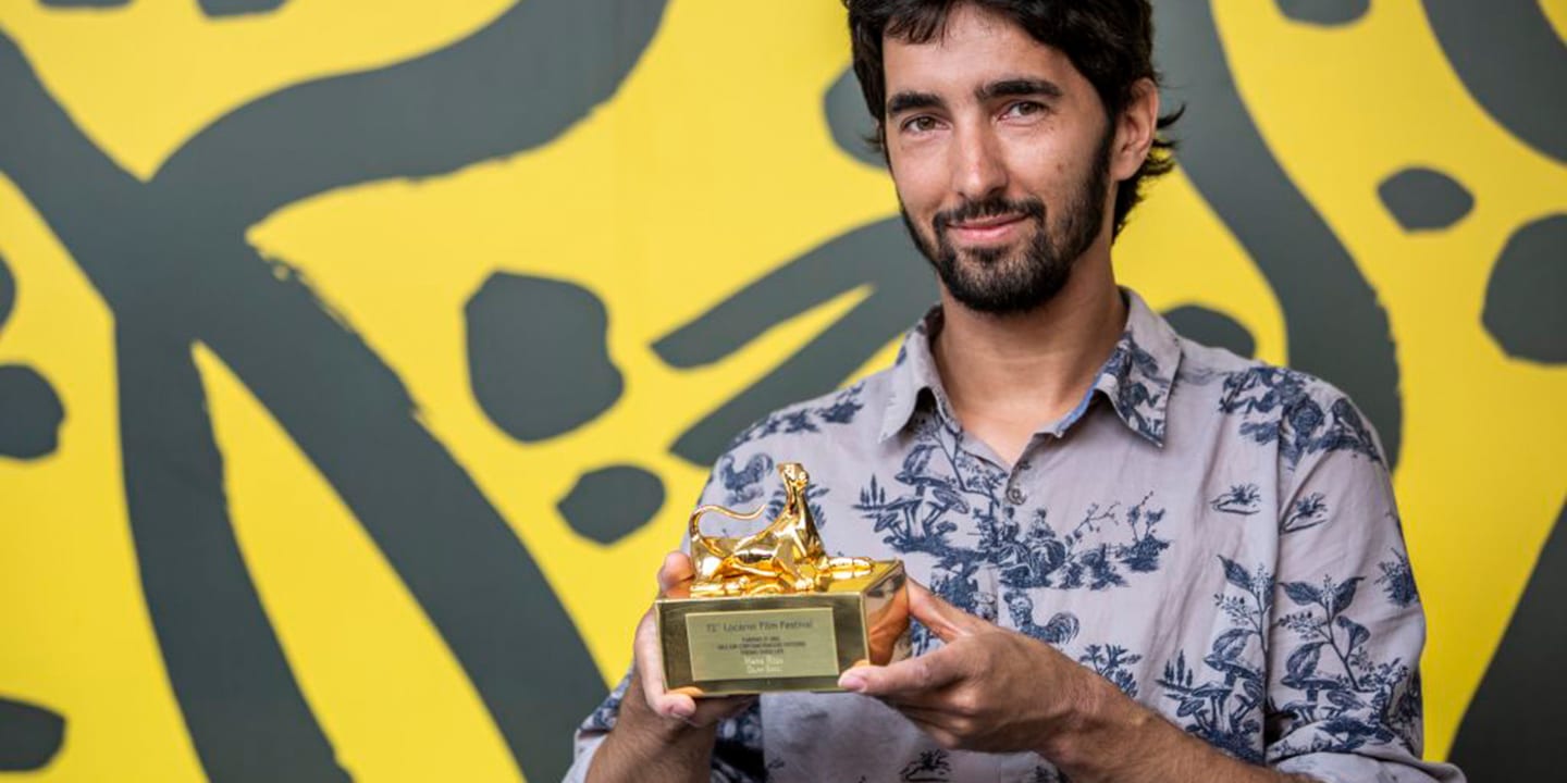 Dejan Barac mit dem Preis für den besten Schweizer Kurzfilm in der Kategorie «Pardi di domani» (Nachwuchsfilm). Bild: Locarno Film Festival/Marco Abram