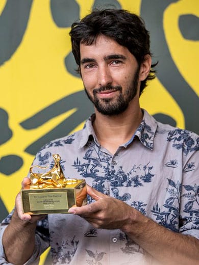 Dejan Barac mit dem Preis für den besten Schweizer Kurzfilm in der Kategorie «Pardi di domani» (Nachwuchsfilm). Bild: Locarno Film Festival/Marco Abram
