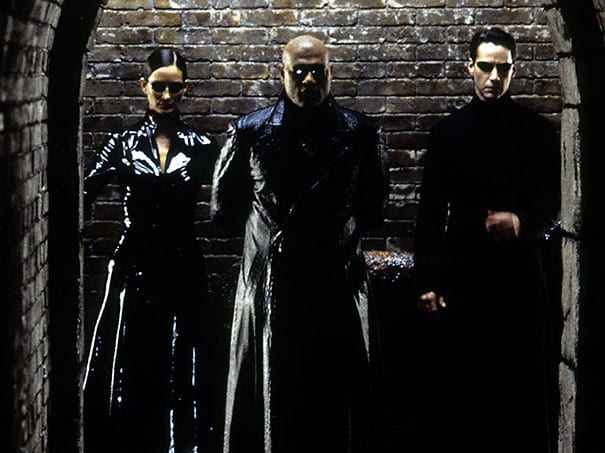Sonnenbrillen und tiefschwarze Kluft: Hacker – hier die Helden aus «Matrix» – umwehte einst Hauch von Fantasy. Heute ist Cyber-Kriminalität ein Geschäft, in dem es um Milliarden geht. Bild: Getty Images