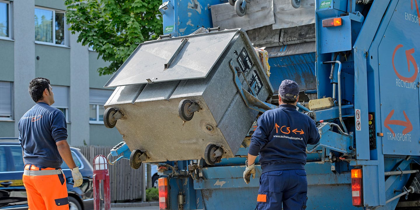 Die Crew eines Abfall-Lasters bei der Arbeit: Eine KI könnte dereinst die Route der Müllabfuhr verbessern. Bild: zVg/Schwendimann AG