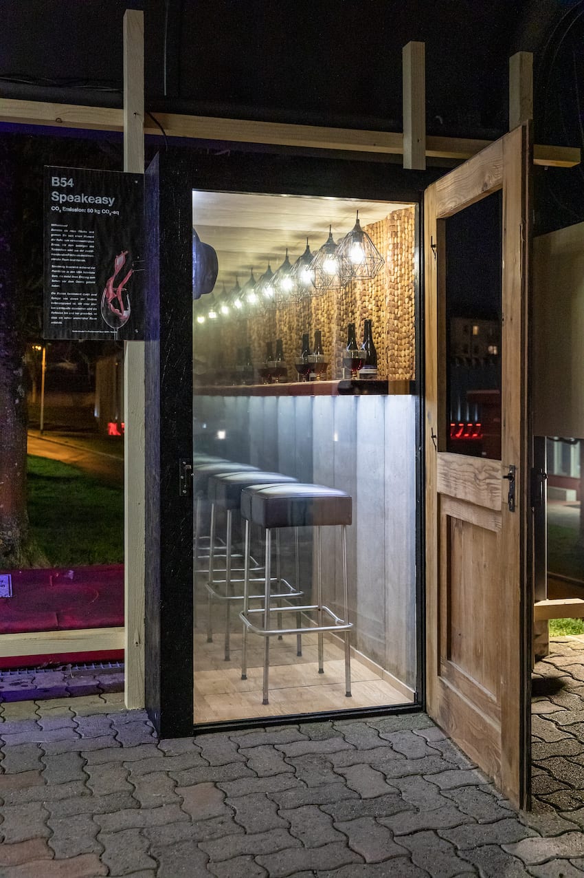 Öffnet man die Türe, führt sie in eine geheime Bar. «Speakeasy» heisst die Installation, nach den versteckten Bars aus der amerikanischen Prohibitionszeit.