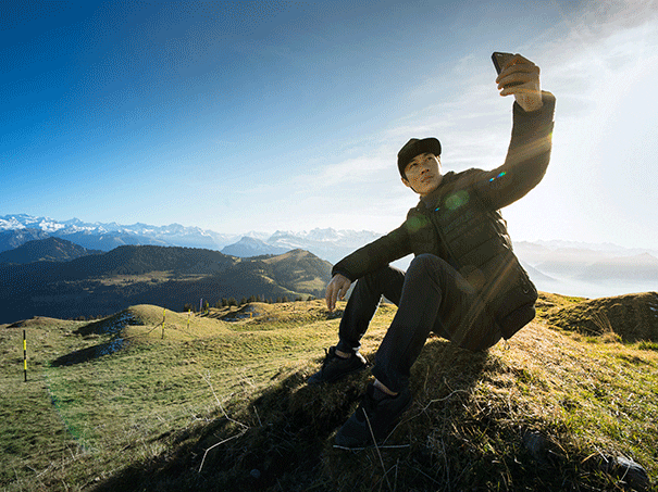Chinesischer Tourist beim Selfie in den Zentralschweizer Alpen. Bild: Getty Images