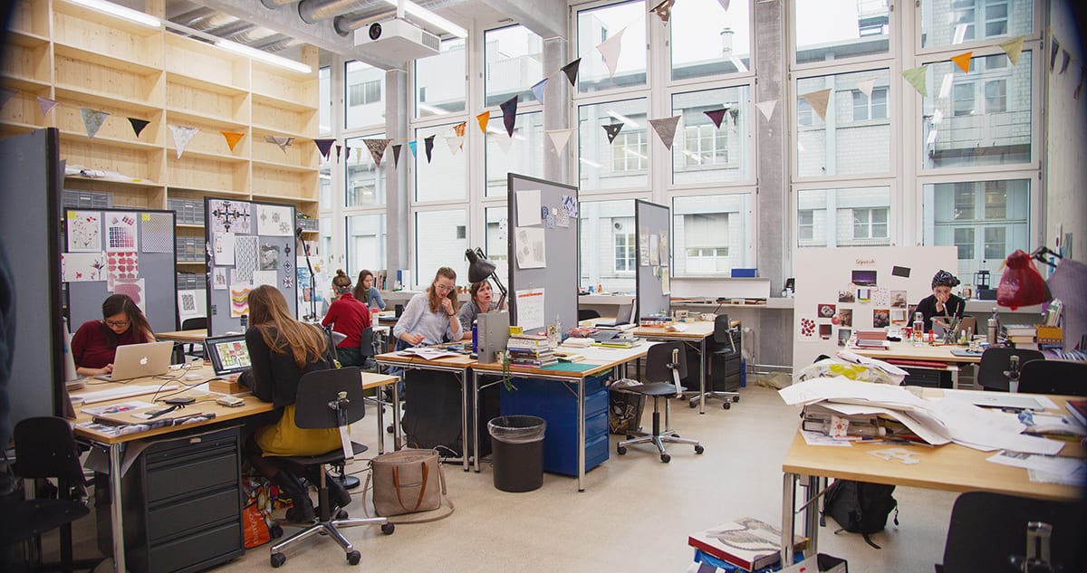 Somnia-Studierendenteam bei der Arbeit im Atelier des Bachelor Textildesign. Bild: zVg/Schlossberg