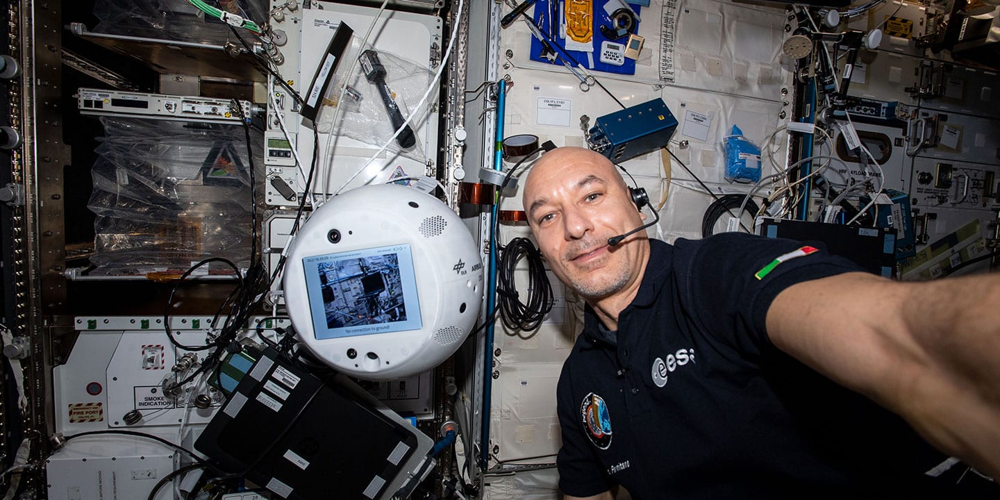 Cimon mit Astronaut Luca Parmitano auf der ISS. Bild: ESA