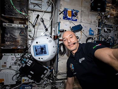 Cimon mit Astronaut Luca Parmitano auf der ISS. Bild: ESA