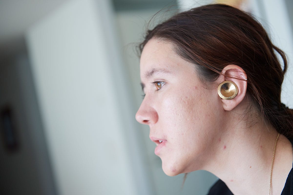 Den Hörverlust sichtbar machen: Sophie Willener mit dem von ihr kreierten Hörgeräte-Prototypen. Bild: Fabian Biasio