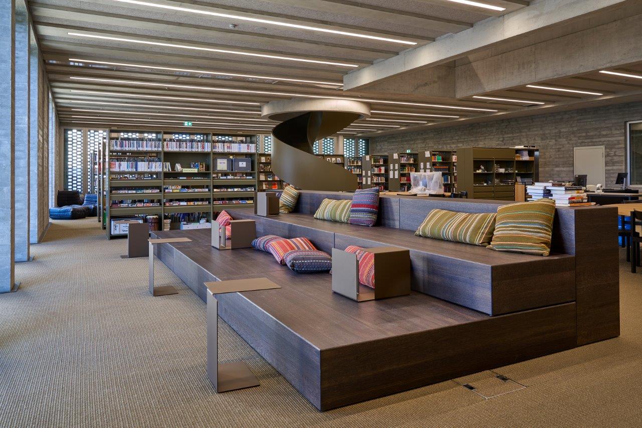 Die öffentliche Bibliothek erstreckt sich über zwei Etagen (Foto: Ingo Höhn)