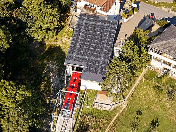 Standseilbahn Magglingen: Die Photovoltaik-Paneelen auf dem Dach der Bergstation.