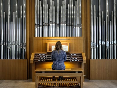 Bereitet sich auf ihr Master-Abschlusskonzert vor: Julia Stadelmann an der grössten Orgel des Departements Musik der Hochschule Luzern. Bild: Christian Felber