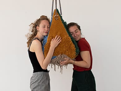 Die beiden Textildesignerinnen Laura Schwyter (Suhr AG) und Célina von Moos (Luzern) haben für ihre Bachelorarbeit Stoffprodukte entwickelt, die dafür sorgen, dass uns auch zuhause genug Berührung zuteilwird. Bild: zvg