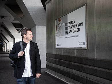 Neuer Markenauftritt: Christian Gisi vor einem der neuen HSLU-Plakate
