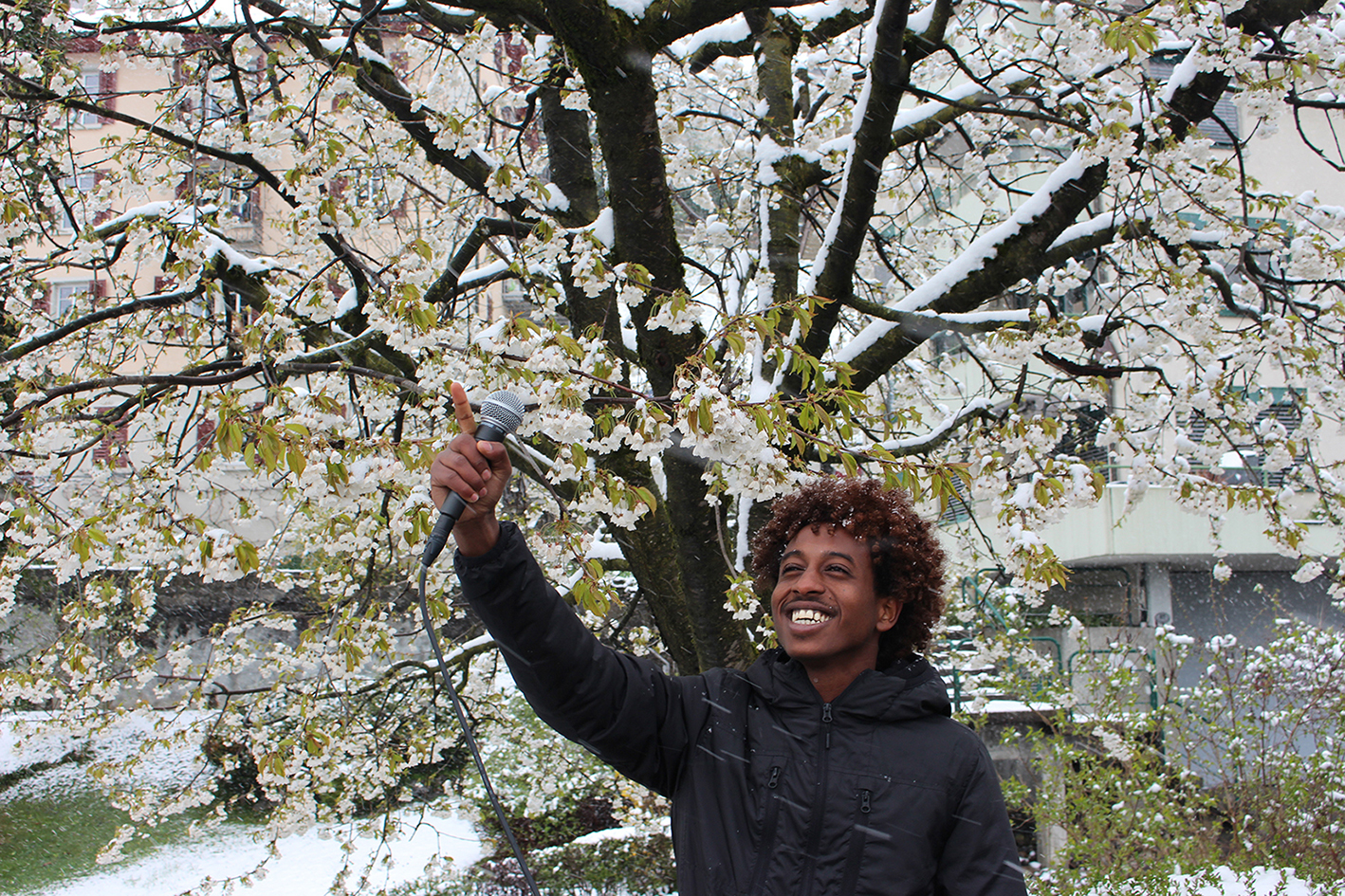 Regen macht Geräusche, aber Schnee? Das fragt sich der 18-jährige Fthawi aus Eritrea.