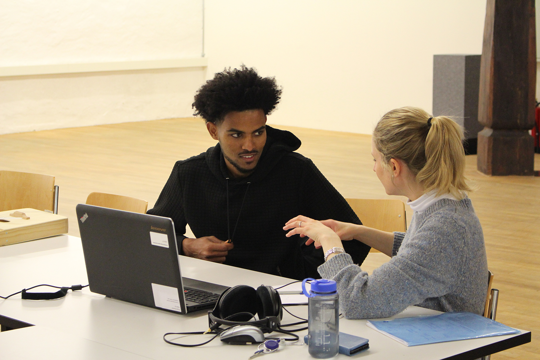 Der 22-jährige Eritreer Tesfahiwet im Gespräch mit HSLU-Projektmitarbeiterin Suse Petersen.
