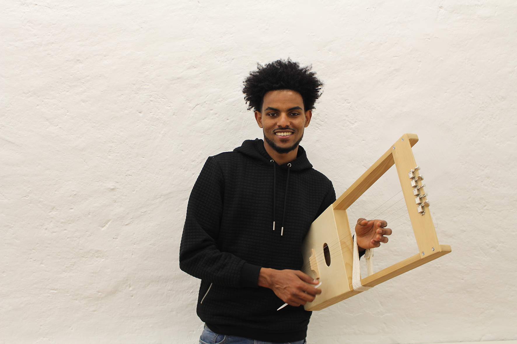Der 22-jährige Tesfahiwet spielt das Krar, ein traditionelles Saiteninstrument aus Eritrea.
