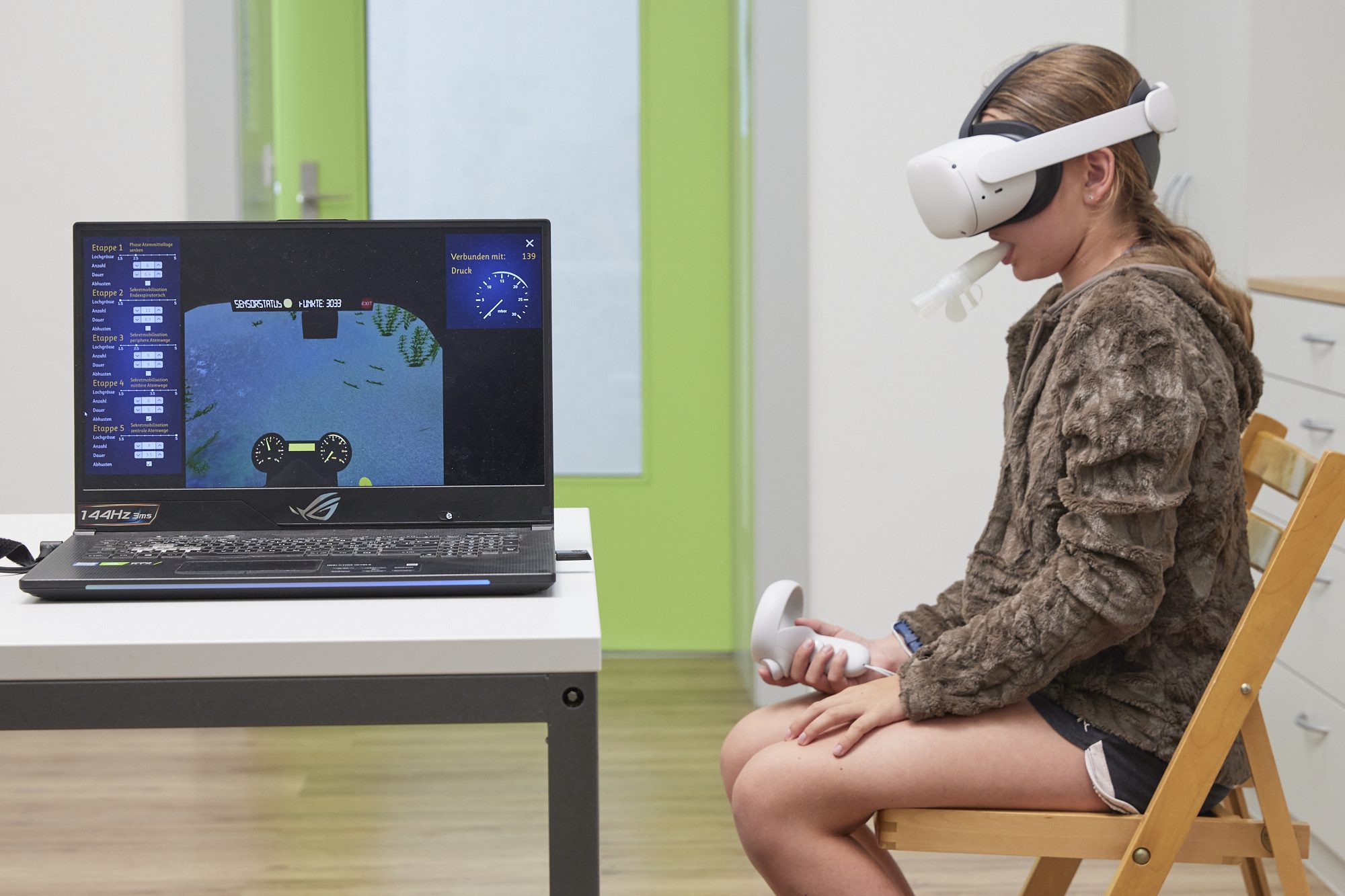 Schatzsuche per U-Boot: Das VR-Spiel motiviert die junge Patientin bei ihren Übungen.