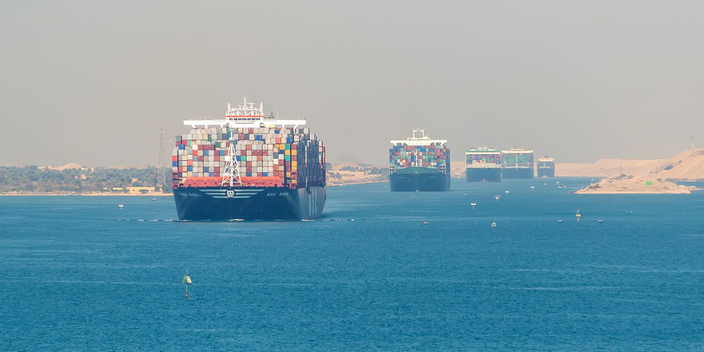 Die globalen Transportwege führen immer wieder durch neuralgische Punkte: Frachtschiffe warten auf die Durchfahrt durch den Suezkanal.