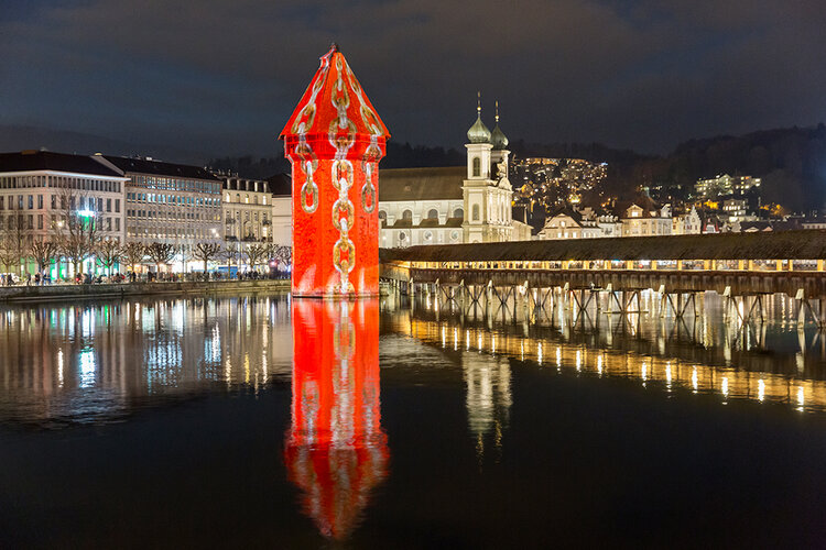 Luzerner Wasserturm mit Lichtinstallation 