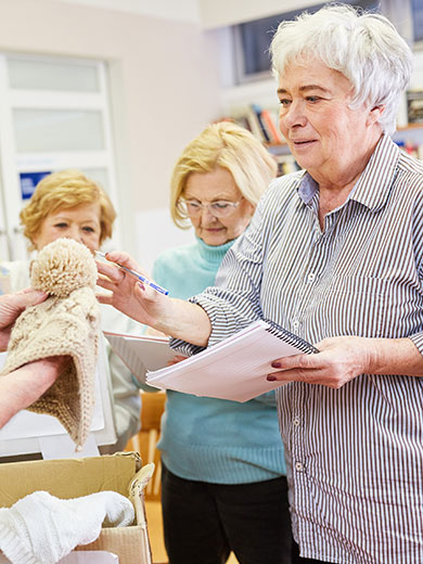 ältere Menschen beim freiwilligen Engagement