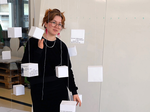 Stéphanie Kisers inmitten ihrer Daten-Installation «Hier wohnen wir!» im Bachelor Data Design & Art.