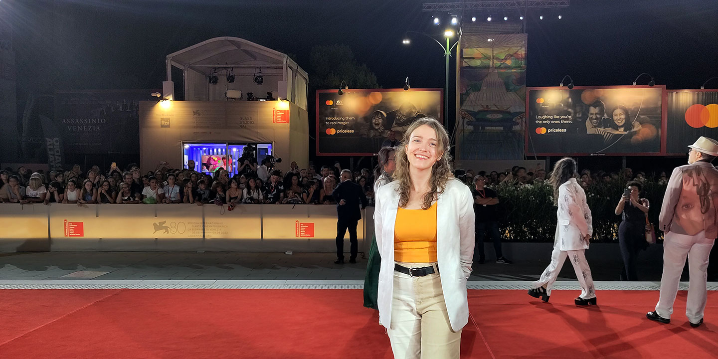 In der Schweiz noch unbekannt, international ein gefragtes Talent: Zoe Röllin an den Filmfestspielen in Venedig. Bild: Elie Zananiri