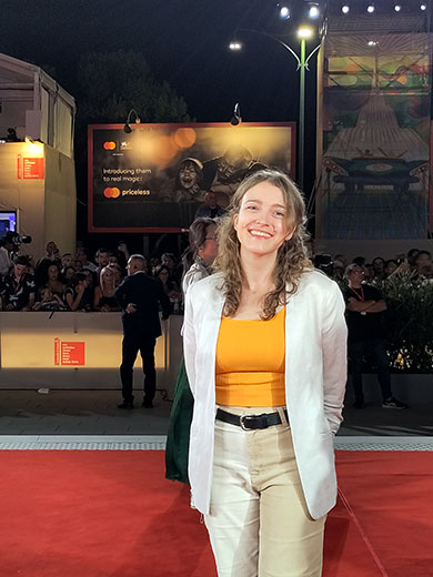 In der Schweiz noch unbekannt, international ein gefragtes Talent: Zoe Röllin an den Filmfestspielen in Venedig. Bild: Elie Zananiri
