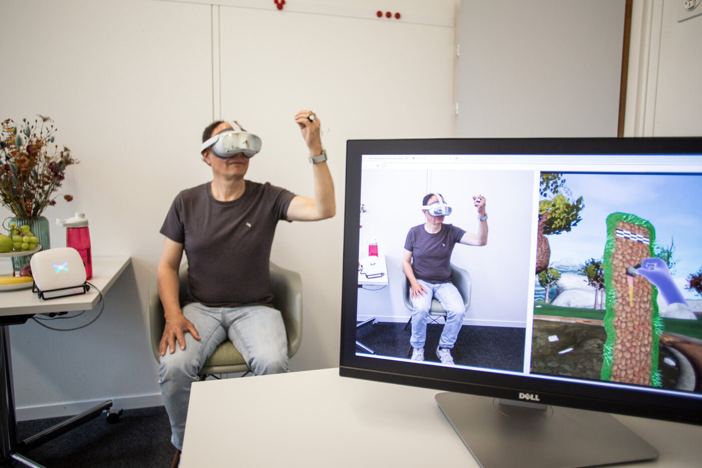 VR-Brille und Bio-Sensor am Finger: Ein Patient nutzt ein «RecoveryFun»-Spiel für die Physiotherapie in den eigenen vier Wänden.