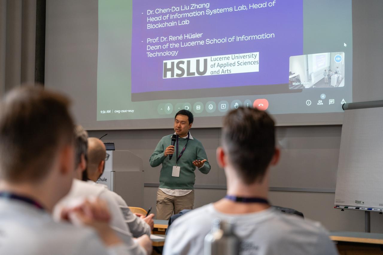 Chen-Da Liu Zhang hält ein Referat zu Blockchain Chen-Da Liu Zhang hält ein Referat zu Blockchain