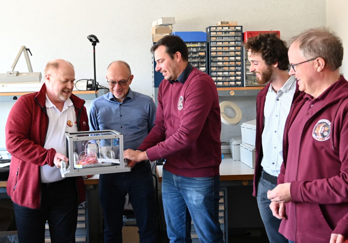 Übergabe des Filterrads an BIRA (Royal Belgian Institute for Space Aeronomy) – Lead Instrument Scientist, Bild BIRA Übergabe des Filterrads an BIRA (Royal Belgian Institute for Space Aeronomy) – Lead Instrument Scientist, Bild BIRA