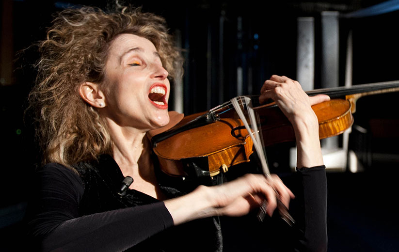 Charlotte Hug mit Violine