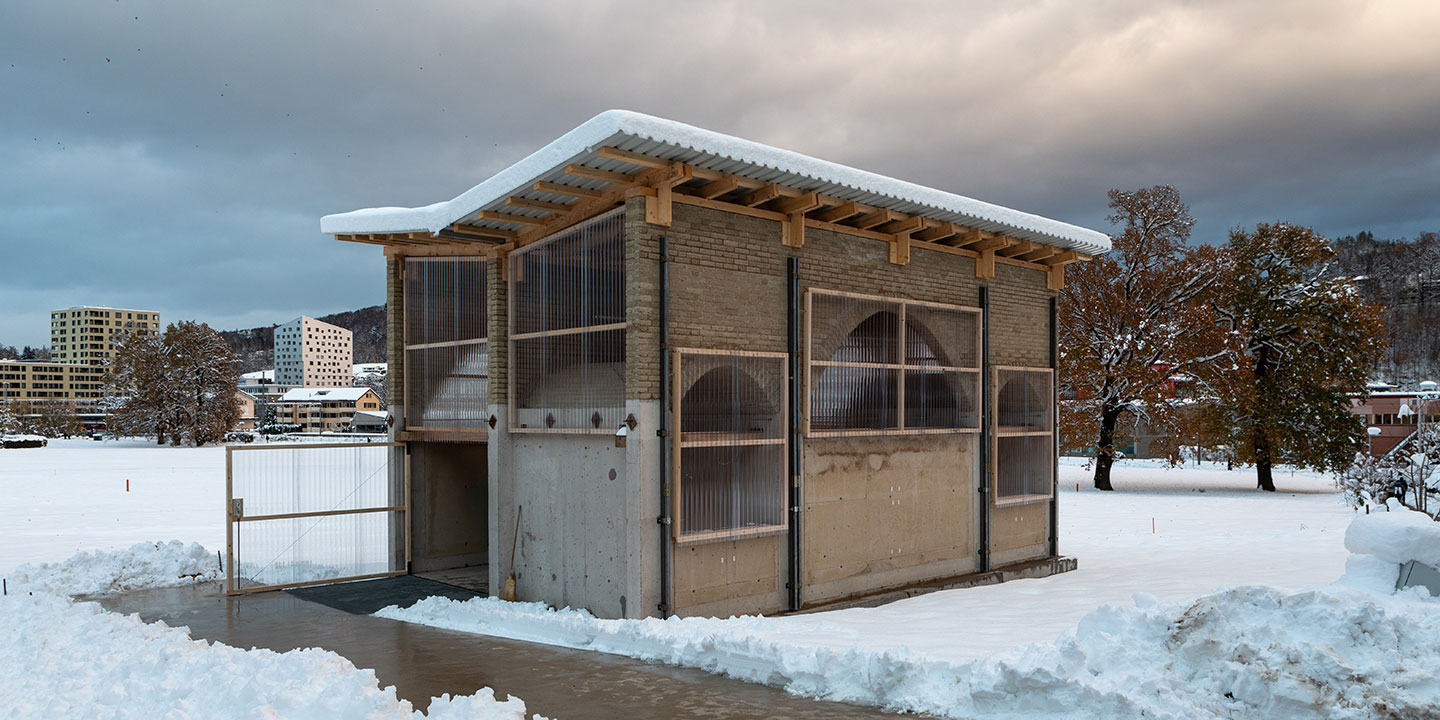 Lehmpavillon Manal im Schnee