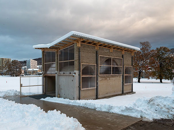 Lehmpavillon Manal im Schnee Lehmpavillon Manal im Schnee