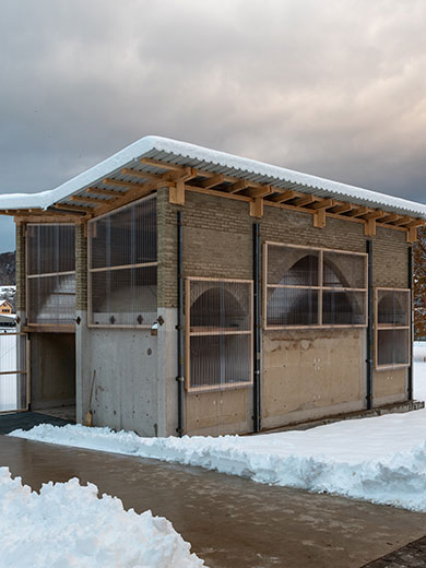 Lehmpavillon Manal im Schnee