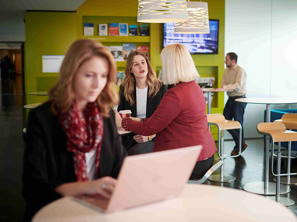 Frauen im Gespräch und am Laptop
