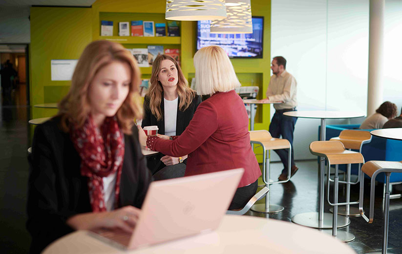 Frauen im Gespräch und am Laptop