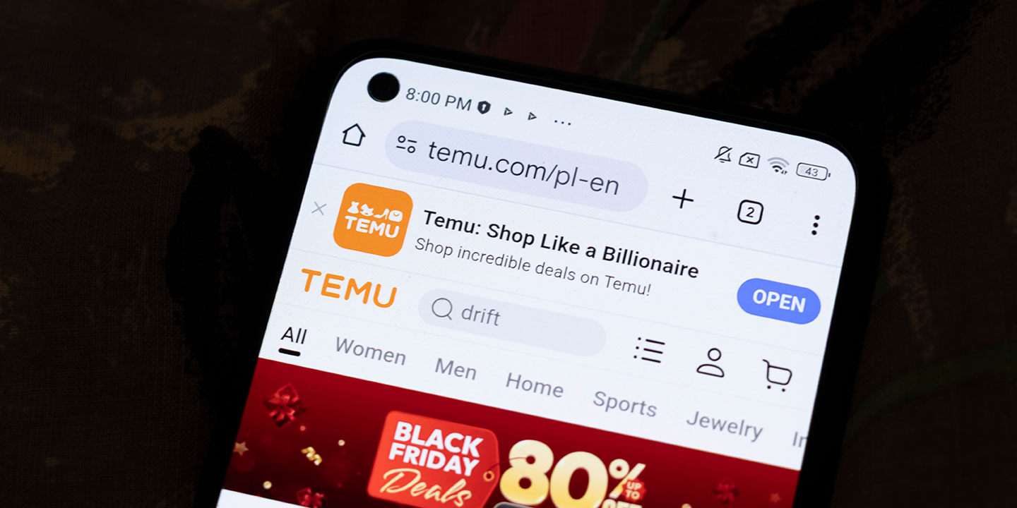 Handybildschirm mit Temu-Website und Black-Friday-Angebot
