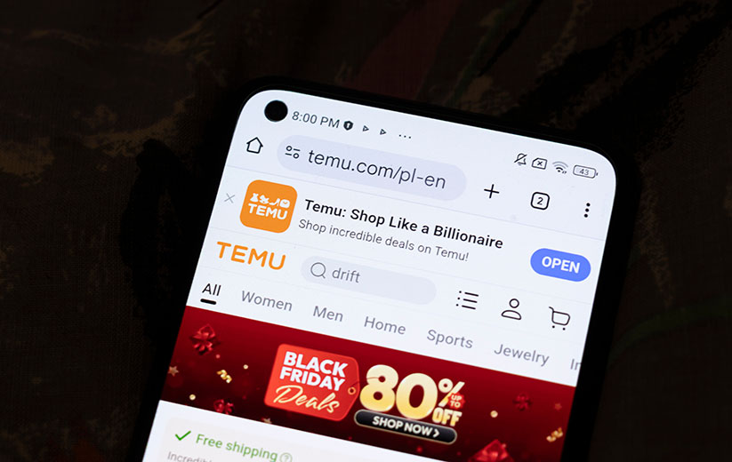 Handybildschirm mit Temu-Website und Black-Friday-Angebot