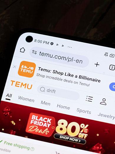 Handybildschirm mit Temu-Website und Black-Friday-Angebot