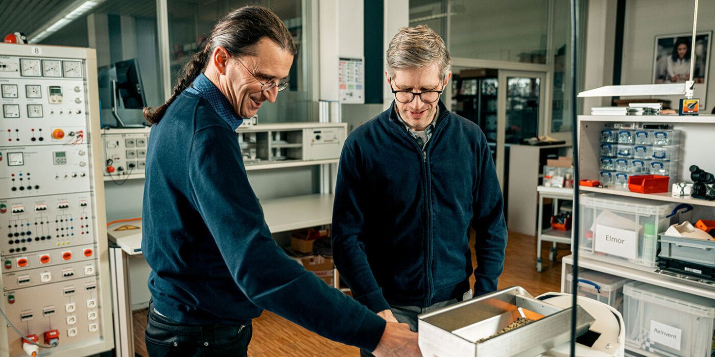 Klaus Zahn und Jonas Hofstetter bedienen KI-Zählgerät