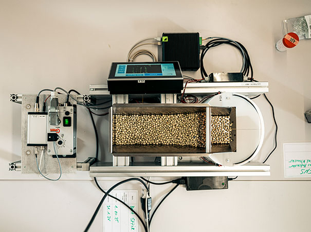 KI-Zählgerät mit Erbsen von oben fotografiert