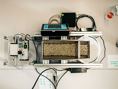 KI-Zählgerät mit Erbsen von oben fotografiert