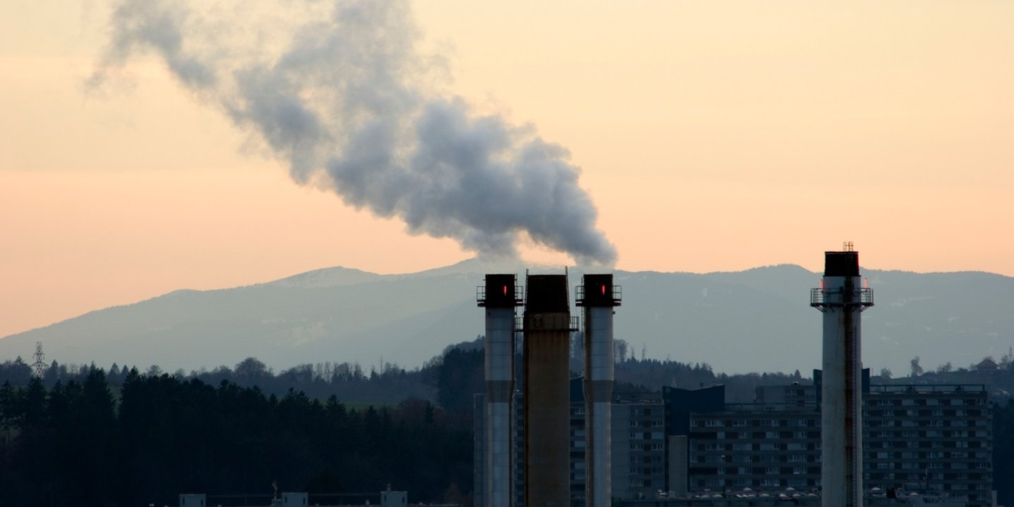Kehrichtverbrennungsanlage mit Schornsteinen und Rauch