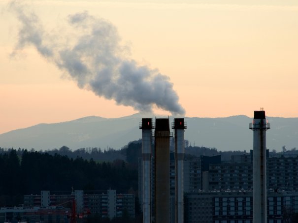 Kehrichtverbrennungsanlage mit Schornsteinen und Rauch