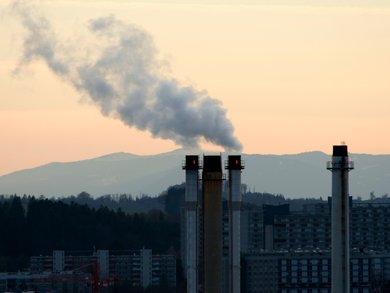 Kehrichtverbrennungsanlage mit Schornsteinen und Rauch