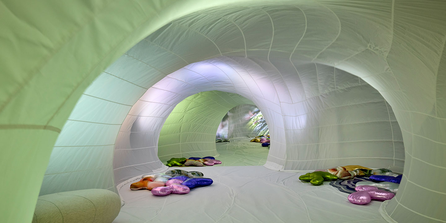Installation Breathe with Pilatus mit farbigen Kissen am Boden und beleuchteter weisser Kuppel