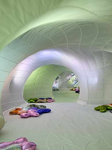 Installation Breathe with Pilatus mit farbigen Kissen am Boden und beleuchteter weisser Kuppel