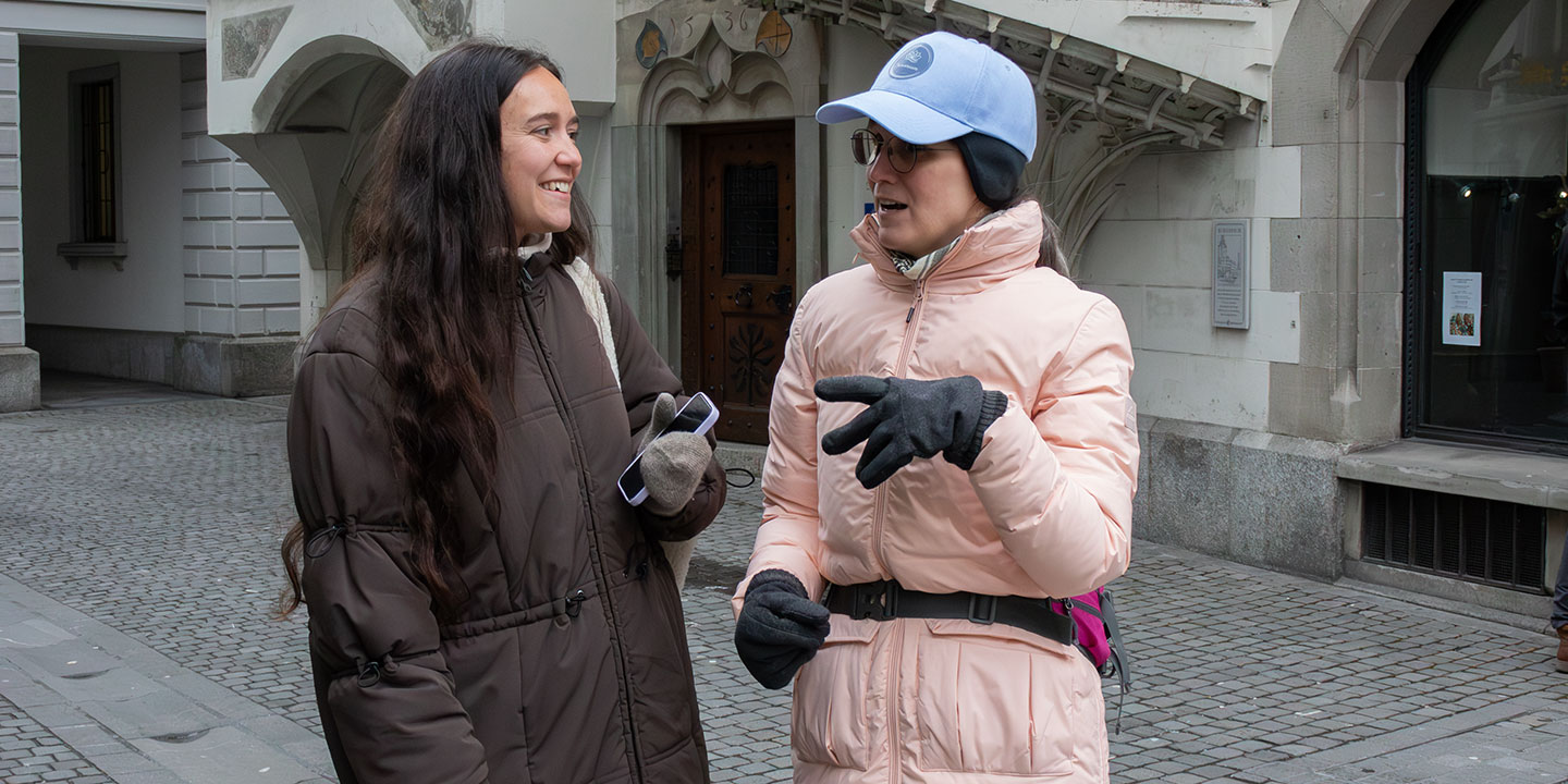 Petra Groth beschreibt einer Frau, wie sich Orte in der Stadt anfühlen Petra Groth beschreibt einer Frau, wie sich Orte in der Stadt anfühlen